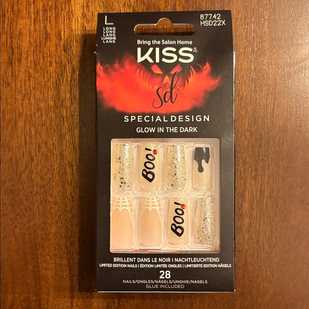 KISS Glow in the Dark Halloween Nail Set - Nude and Black